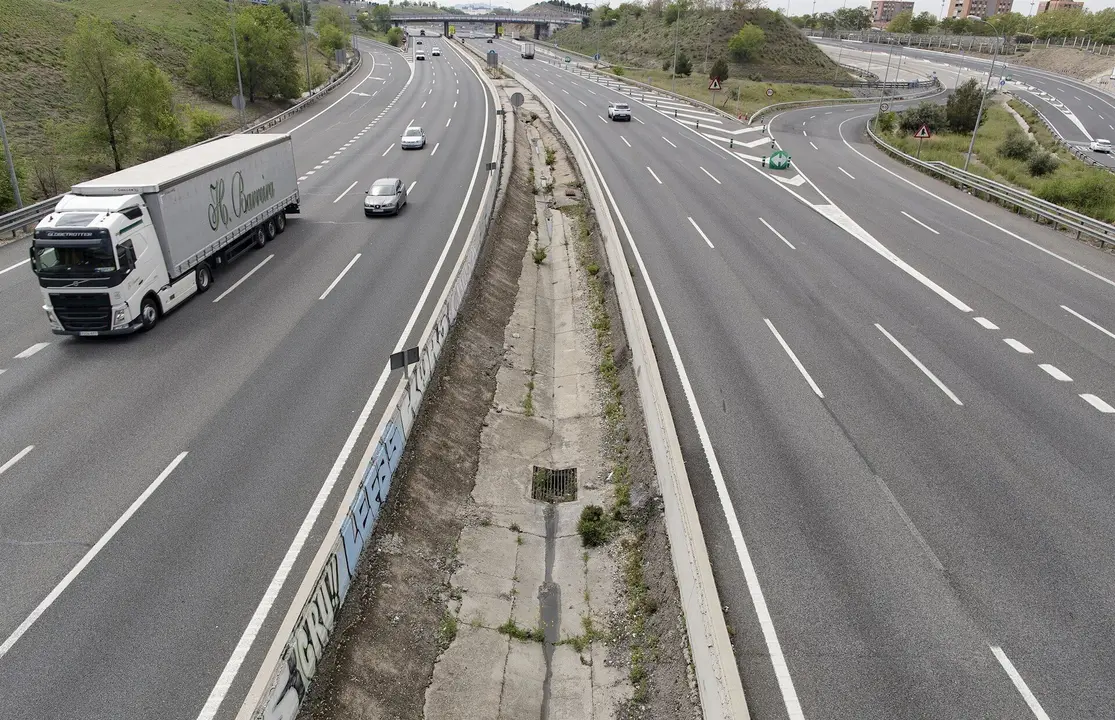 Carretera M-40 a la altura del barrio de Vallecas, en Madrid durante este lunes 13 de abril