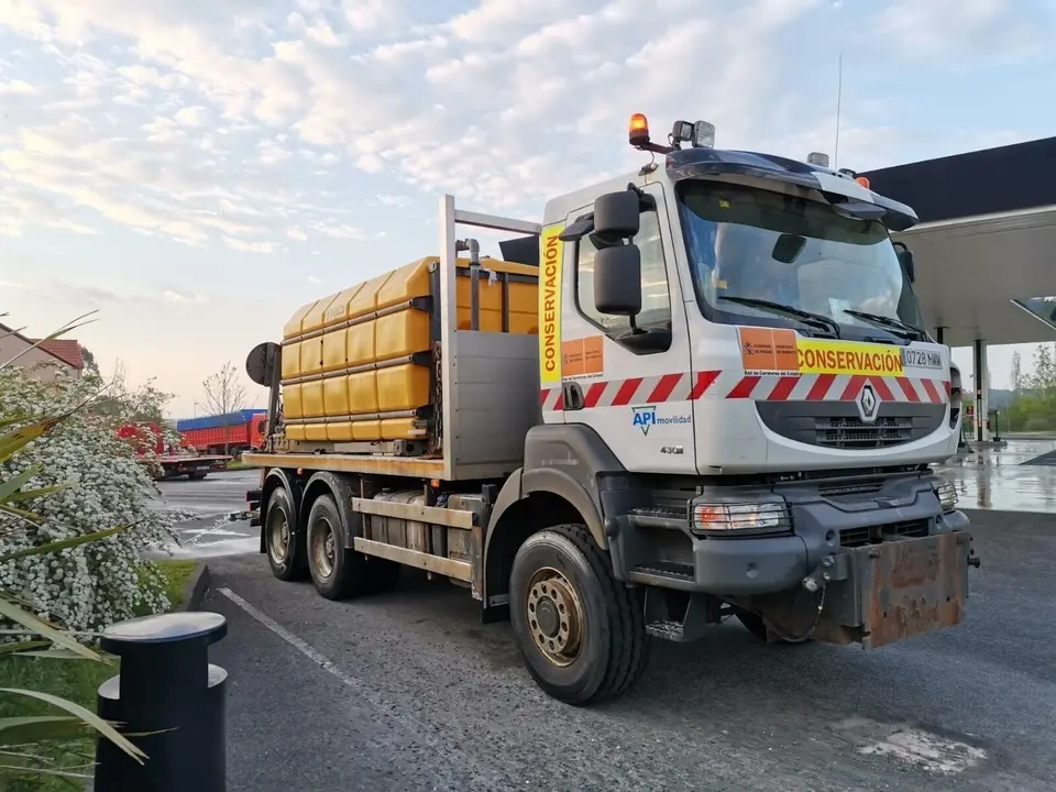 Uso de caminones de salmuera del dispositivo de vialidad invernal para desinfectar 34 estaciones de servicio de Cantabria