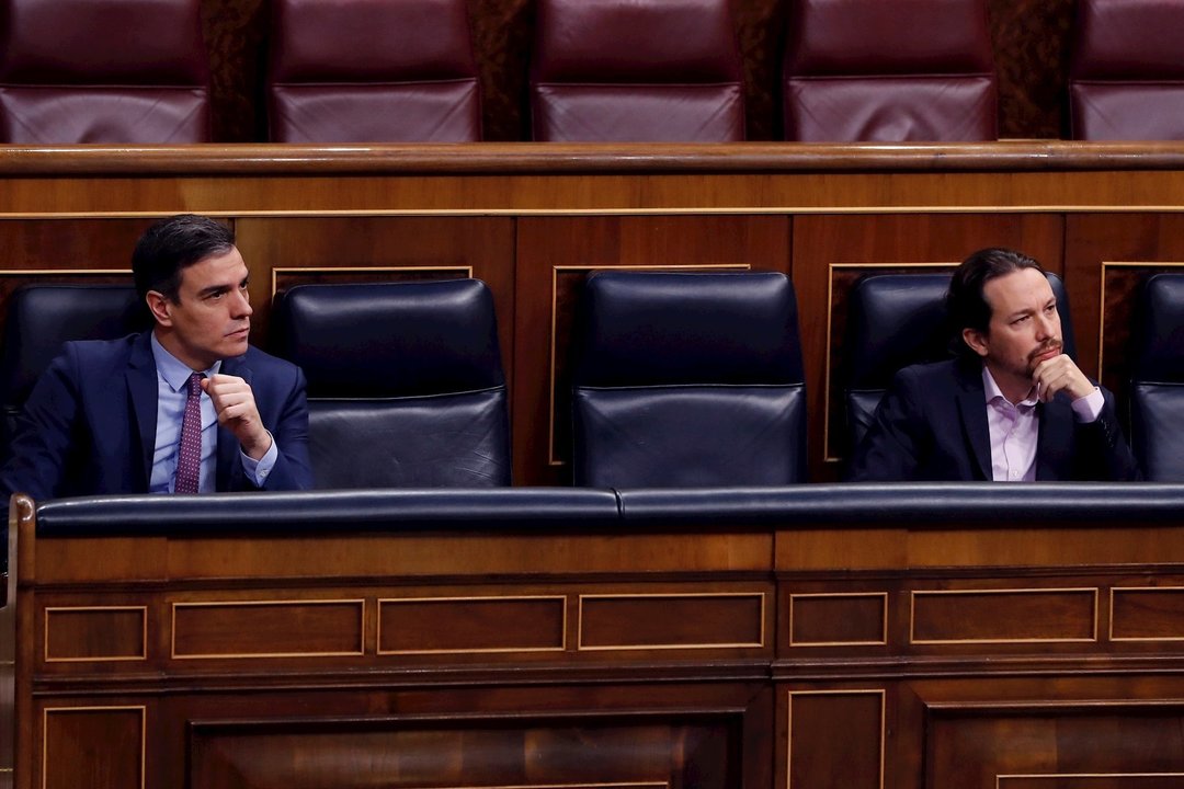 El presidente del Gobienro, Pedro Sánchez (i), y el vicepresidente segundo, Pablo Iglesias,
