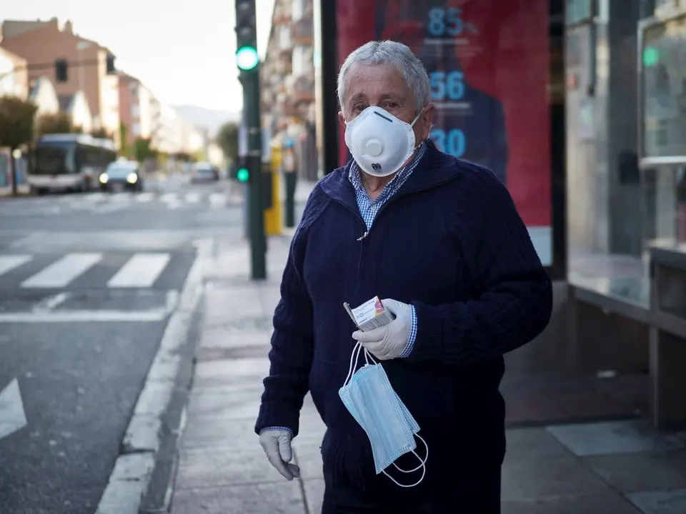 Un hombre protegido con una mascarilla espera al autob&uacute;s en una marquesina durante el d&iacute;a 32 del estado de alarma y dos d&iacute;as despu&eacute;s de que se haya reactivado la actividad laboral no esencial en las empresas cuyos empleados no puedan teletrabajar, en Pamp