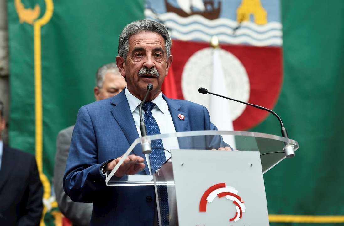 El presidente de Cantabria, Miguel Ángel Revilla, en su toma de posesión en el parlamento cántabro.