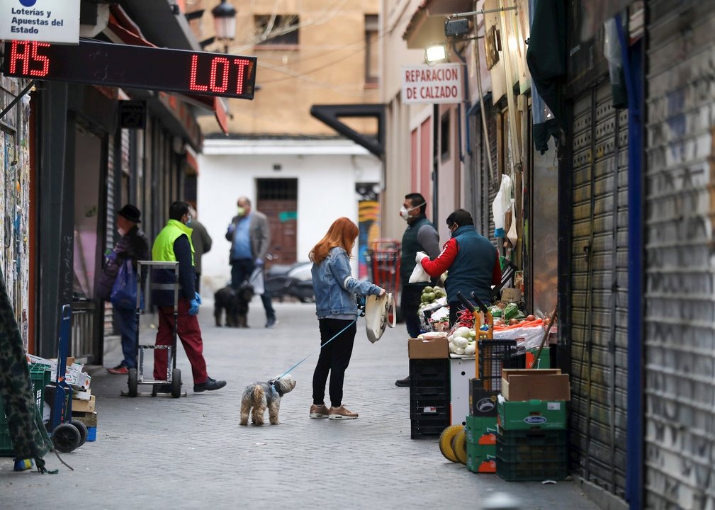 Una calle de la capital donde transeúntes realizan compras de primera necesidad en los pocos comercios abiertos, durante los inicios del segundo mes de confinamiento por la crisis del coronavirus. 