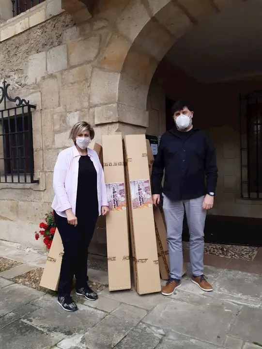 La alcaldesa de Camargo, Esther Bolado, y el primer teniente de alcalde, H&eacute;ctor Lav&iacute;n, reciben las puertas