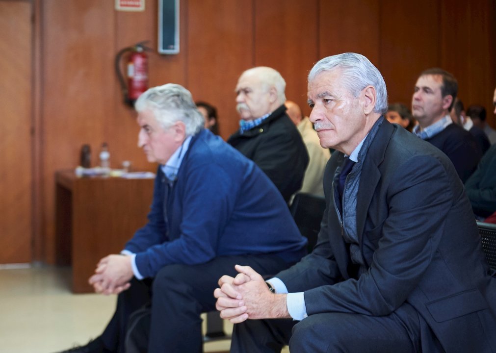 (I-D) Los agentes Juan Vergar e Iñaqui Urquijo y el ex presidente del Racing de Santander, Francisco Pernia, en el juicio. Archivo
