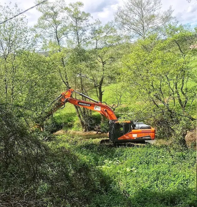 Se reanudan los trabajos de limpieza en los m&aacute;rgenes de la cuenca del Campiazo