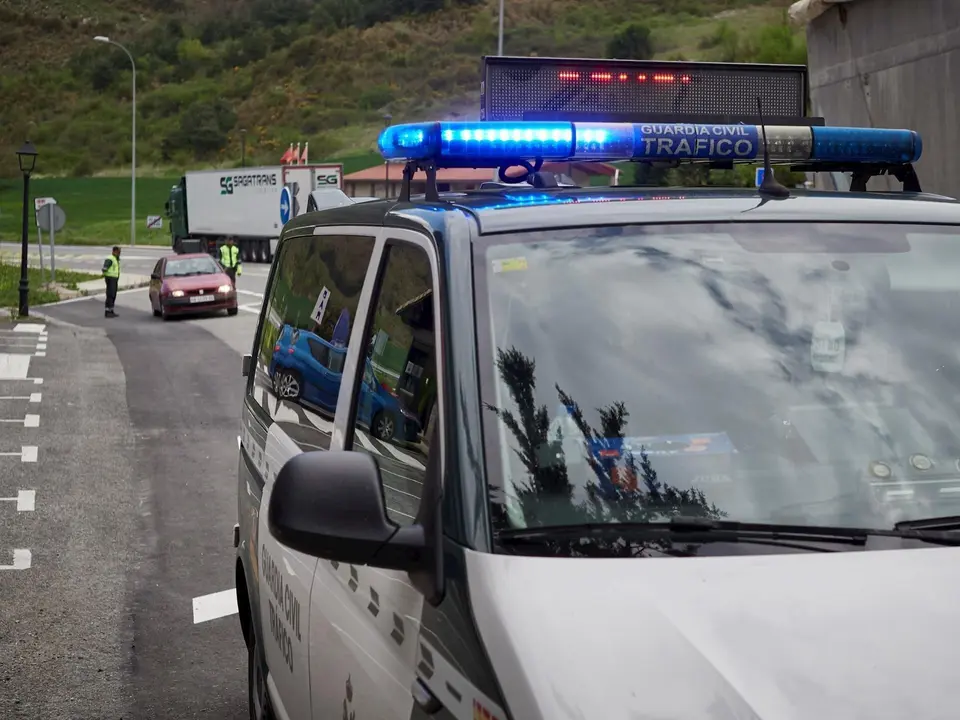 Un veh&iacute;culo de la Guardia Civil de Tr&aacute;fico en un control policial durante el d&iacute;a 32 del estado de alarma y dos d&iacute;as despu&eacute;s de que se haya reactivado la actividad laboral no esencial en las empresas cuyos empleados no puedan teletrabajar, en Pamplona/Nava