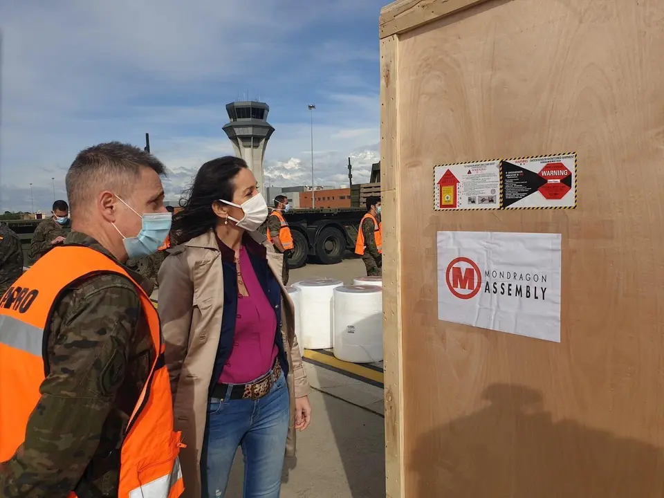 La ministra de Industria, Reyes Maroto, recibe a pie de pista al avi&oacute;n del  Ej&eacute;rcito del Aire que ha tra&iacute;do a Espa&ntilde;a las cuatro m&aacute;quinas de producci&oacute;n de mascarillas que ha fabricado Corporaci&oacute;n Mondrag&oacute;n en China