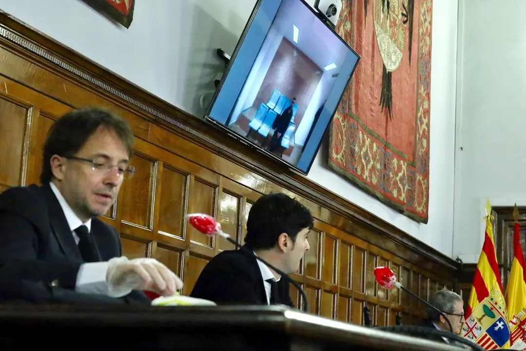El abogado de la acusaci&oacute;n particular, No&eacute; Gab&aacute;s (1d), durante la vista oral por los recursos presentados en el caso denominado "asesinato en Delicias" tras la condena que la Audiencia de Zaragoza determin&oacute; el pasado mes de noviembre para David Pellicer C