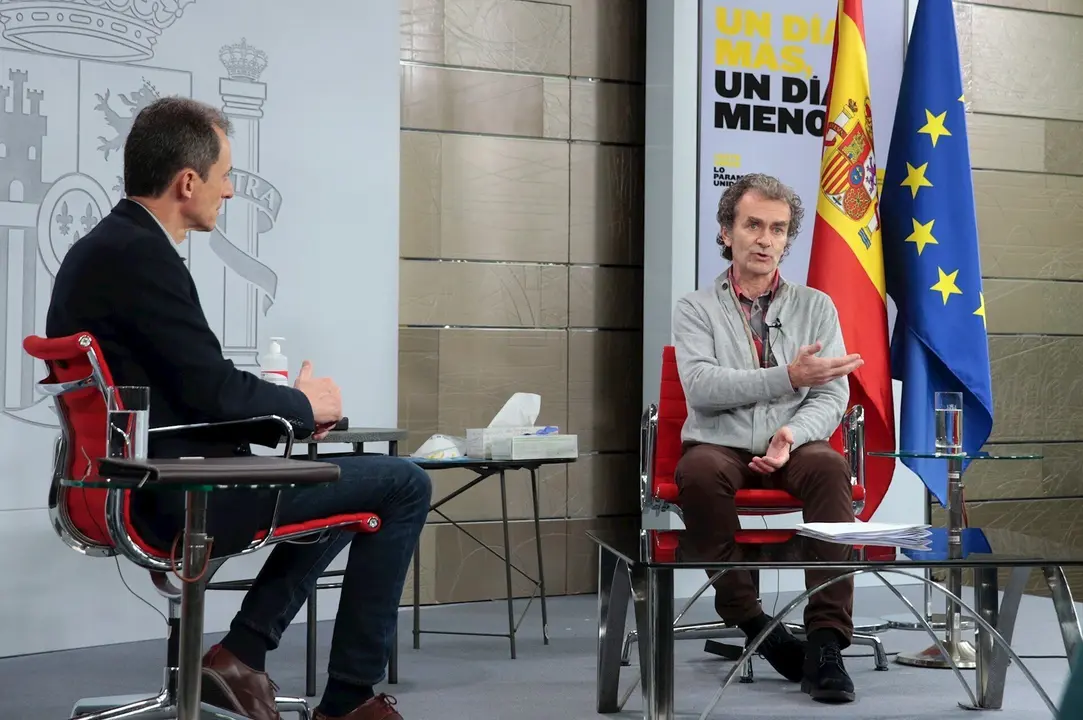 (I-D) El ministro de Ciencia e Innovaci&oacute;n, Pedro Duque, escucha la intervenci&oacute;n del director del Centro de Coordinaci&oacute;n de Alertas y Emergencias Sanitarias, Fernando Sim&oacute;n, en el encuentro #LaInfanciaPregunta, en Madrid (Espa&ntilde;a) a 18 de abril de 2020.