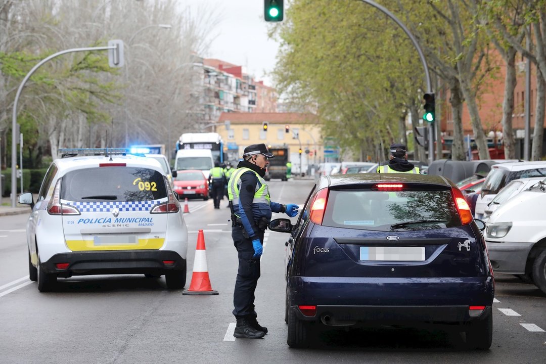 Un policía municipal le piden la documentación a un conductor en Madrid en un dispositivo por el estado de alarma