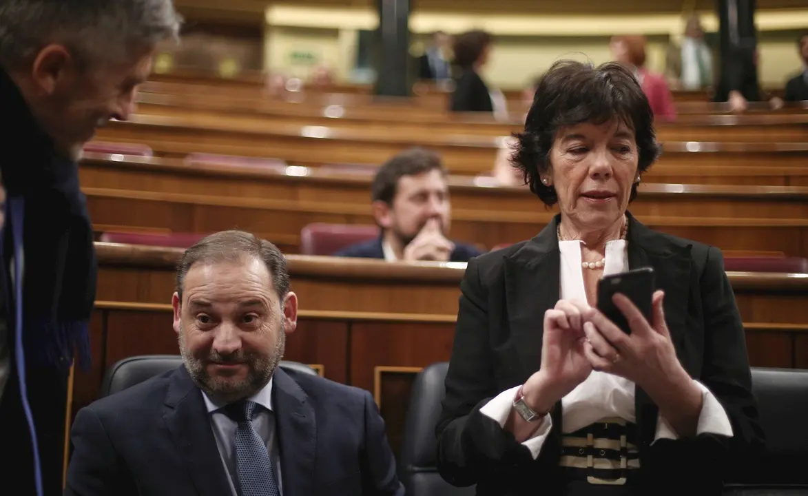 La ministra de Educaci&oacute;n y Formaci&oacute;n Profesional, Isabel Cela&aacute;, junto al ministro de Transportes, Jos&eacute; Luis &Aacute;balos, el pasado mes de febrero en el Congreso.