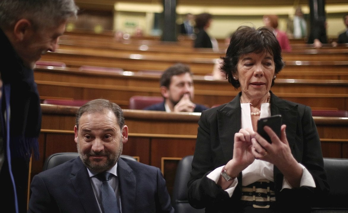 La ministra de Educación y Formación Profesional, Isabel Celaá, junto al ministro de Transportes, José Luis Ábalos, el pasado mes de febrero en el Congreso.