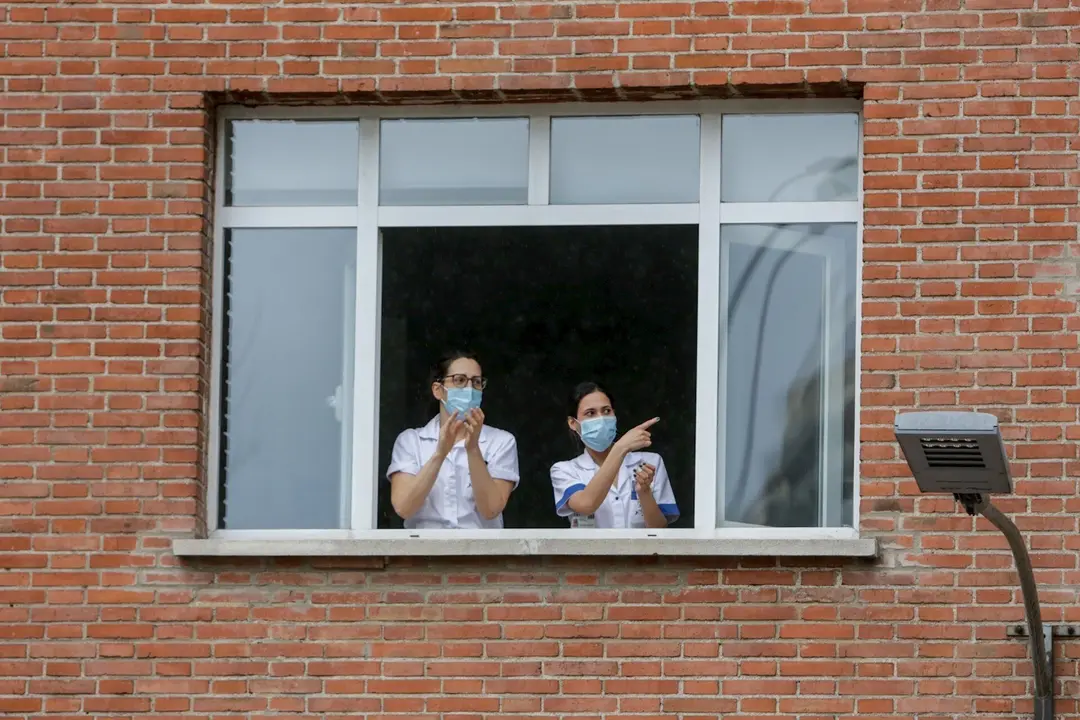 Dos sanitarios aplauden en la Fundaci&oacute;n Jim&eacute;nez D&iacute;az de Madrid el 7 de abril de 2020.