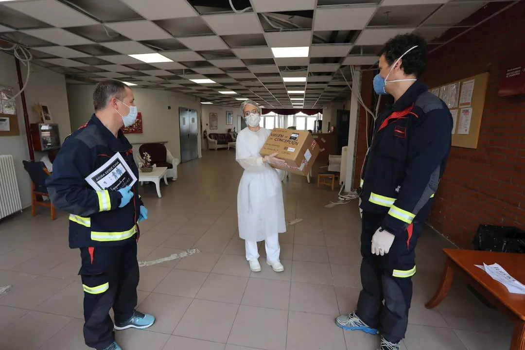 Bomberos del Ayuntamiento de M&oacute;stoles entregan material sanitario al personal de la Residencia Virgen de la Concepci&oacute;n en Navalcarnero (80 mascarillas y batas) 