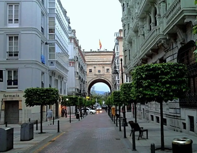 Calle de Santander, arco del Banco de Santander, Marcelino S&aacute;inz de Sautuola