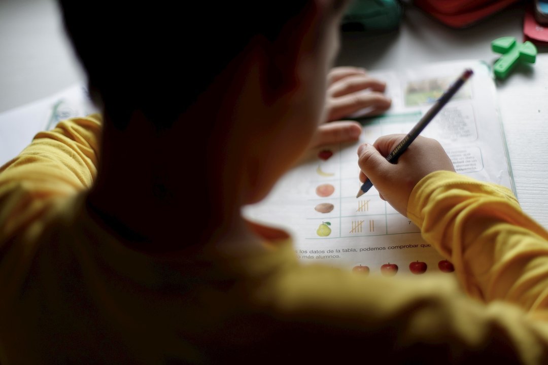Un niño estudia y hace los deberes en casa durante el confinamiento por el coronavirus.
