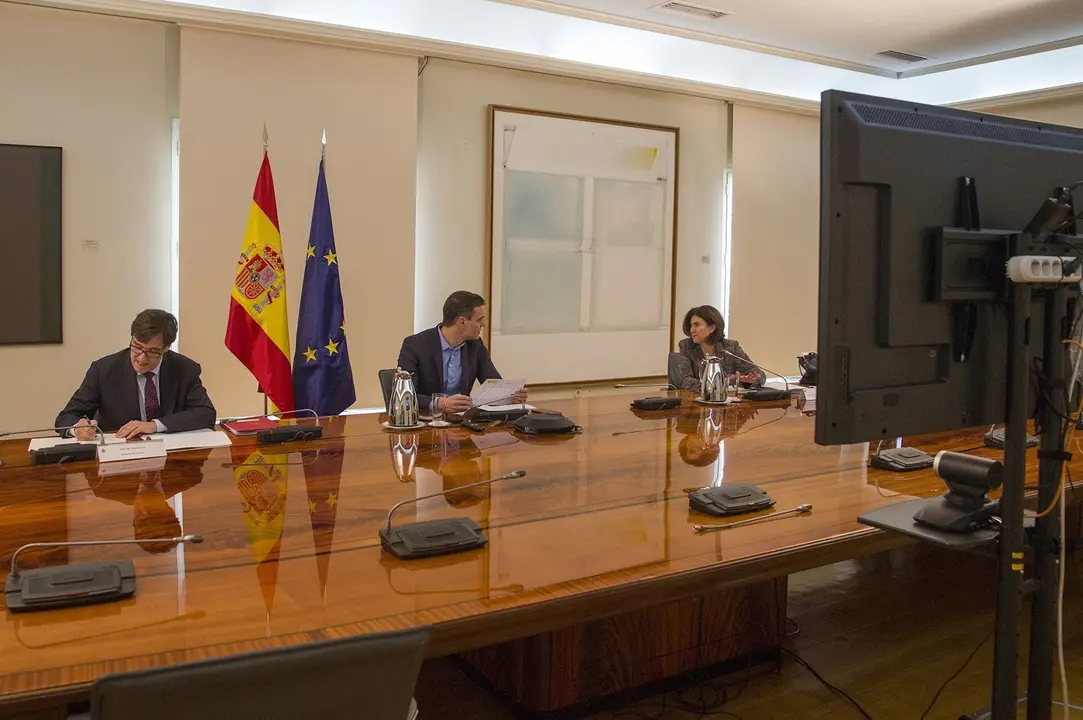 (D-I) El ministro de Sanidad, Salvador Illa; el presidente del Gobierno, Pedro S&aacute;nchez;, se re&uacute;nen por videoconferencia con el Comit&eacute; Cient&iacute;fico del Covid-19