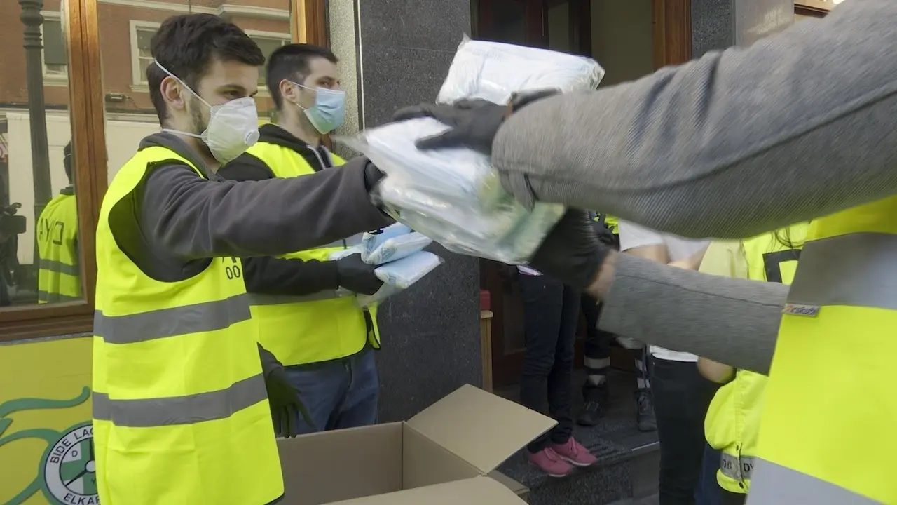 Voluntarios de la DYA hacen acopio de mascarillas.