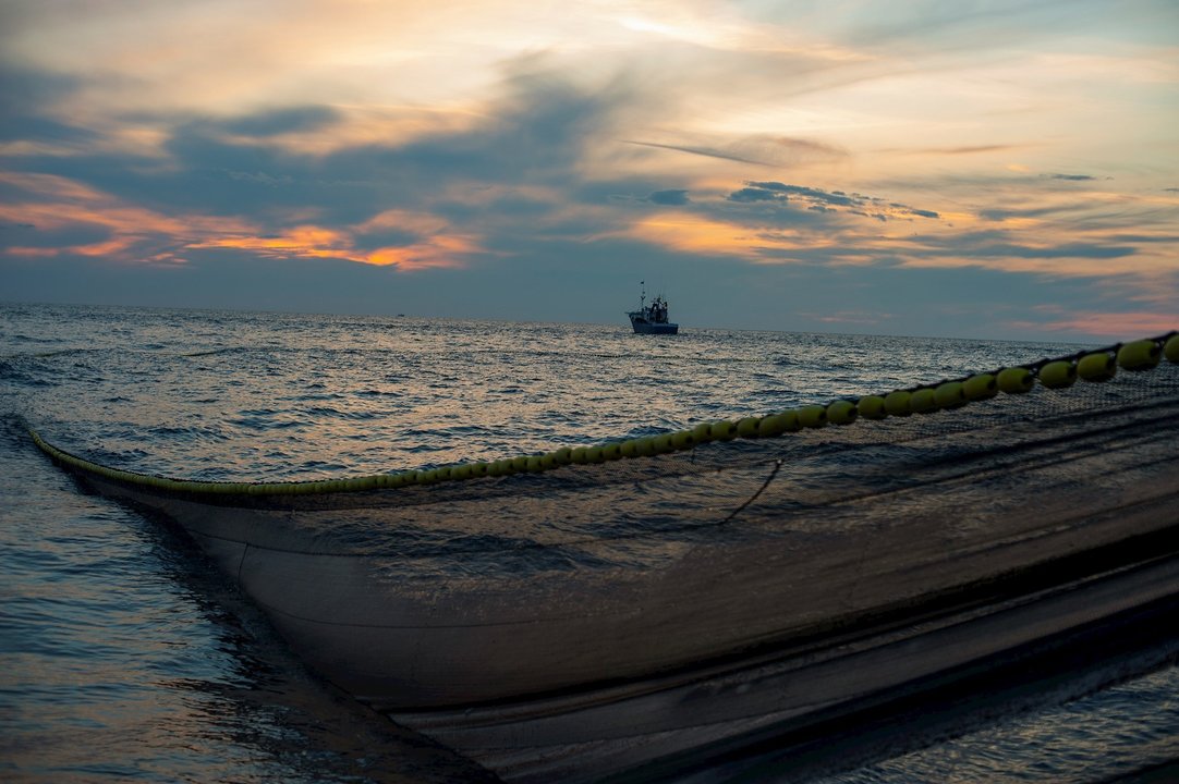 Redes de pesca en el Mar Cantábrico para recoger anchoas.