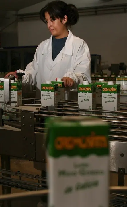 Trabajadora en una f&aacute;brica de envases de leche.