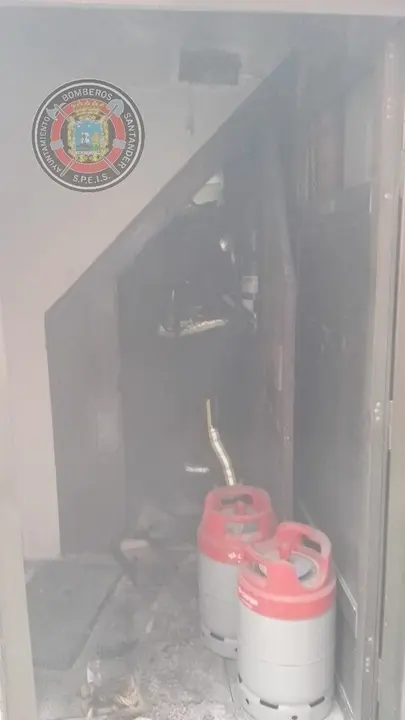 Bomberos de Santander durante la extinci&oacute;n de un incendio en una vivienda de la calle Laredo de la capital c&aacute;ntabra