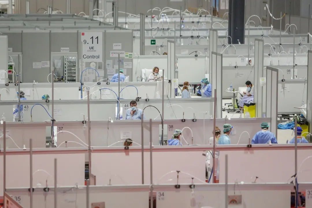 Sanitarios y enfermos distribuidos en el interior del Hospital de Campa&ntilde;a de IFEMA habilitado para pacientes con Covid-19, en el d&iacute;a 33 del estado de alarma. En Madrid, (Espa&ntilde;a), a 16 de abril de 2020.