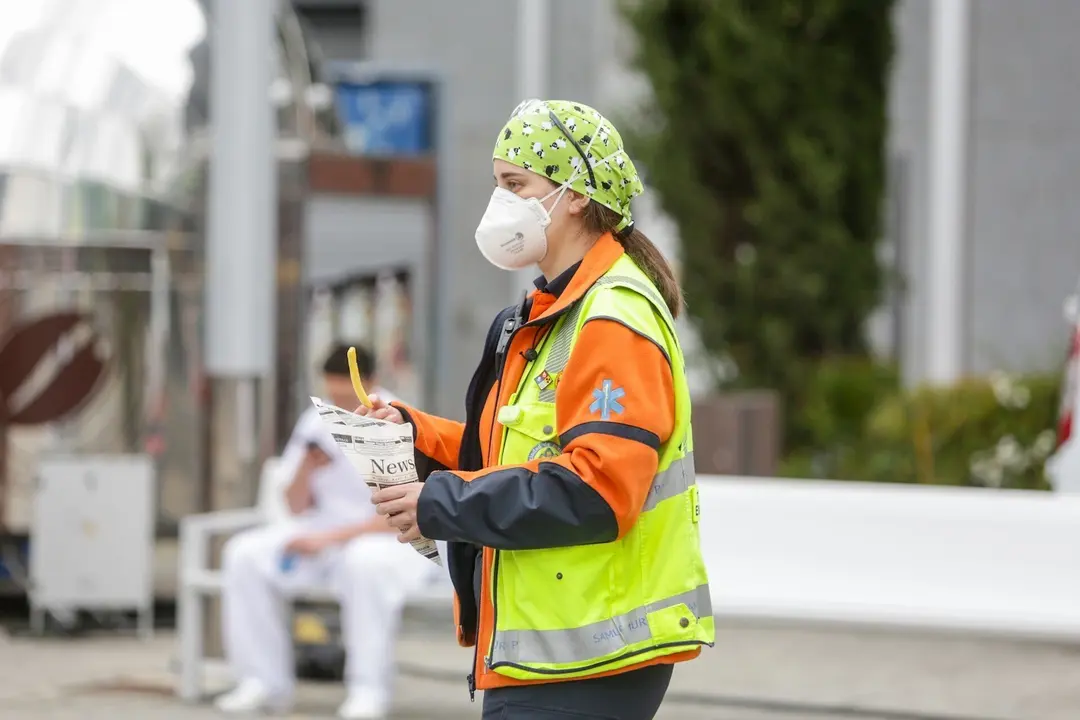 Una trabajadora sanitaria protegida con mascarilla sostiene un tentempi&eacute; en las inmediaciones del Hospital de Campa&ntilde;a de IFEMA donde trabajan a destajo para cuidar de todas personas con Covid-19 que est&aacute;n ingresadas en el recinto.