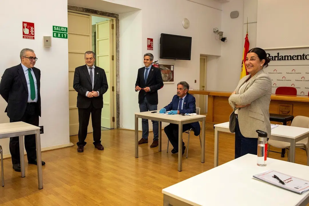 Reuni&oacute;n en el Parlamento para resentar el pan de choque del Gobierno