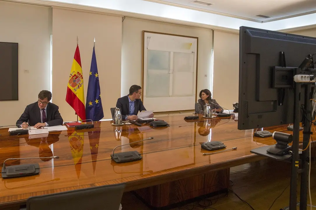 El ministro de Sanidad, Salvador Illa; el presidente del Gobierno, Pedro S&aacute;nchez;, se re&uacute;nen por videoconferencia con el Comit&eacute; Cient&iacute;fico del Covid-19.