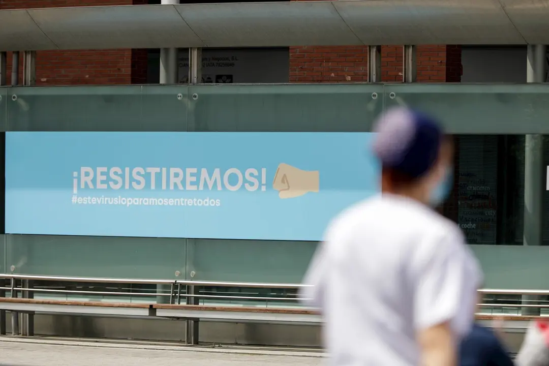 Cartel en el que se lee '&iexcl;Resistiremos!' en el exterior del hospital de campa&ntilde;a de IFEMA. En Madrid (Espa&ntilde;a) a 20 de abril de 2020.