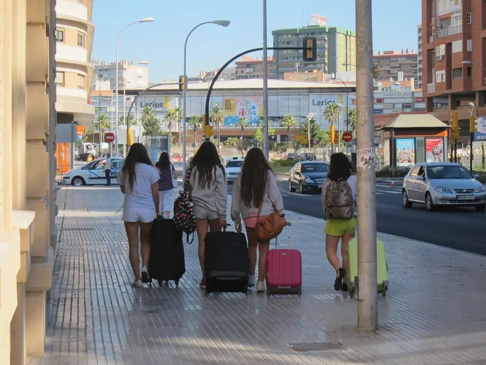 Turistas con maletas en una estaci&oacute;n de M&aacute;laga