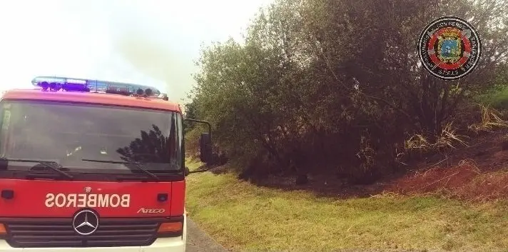 La dotaci&oacute;n de Bomberos de Santander que ha acudido a extinguir el incendio en el arc&eacute;n de la N-634, a la altura de Hoznayo