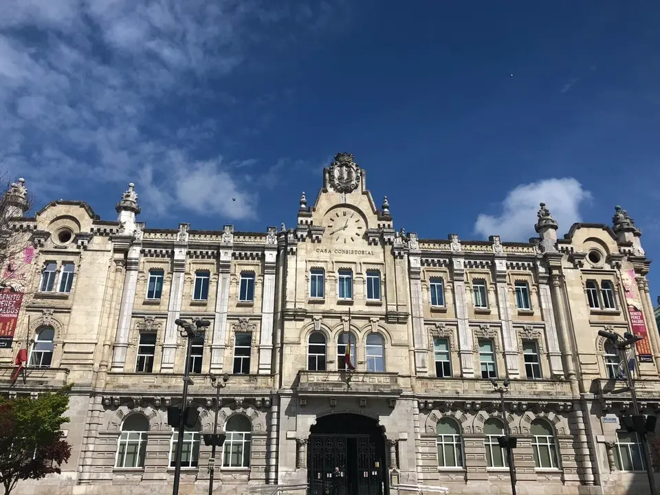 El Ayuntamiento de Santander con las banderas a media asta (archivo)