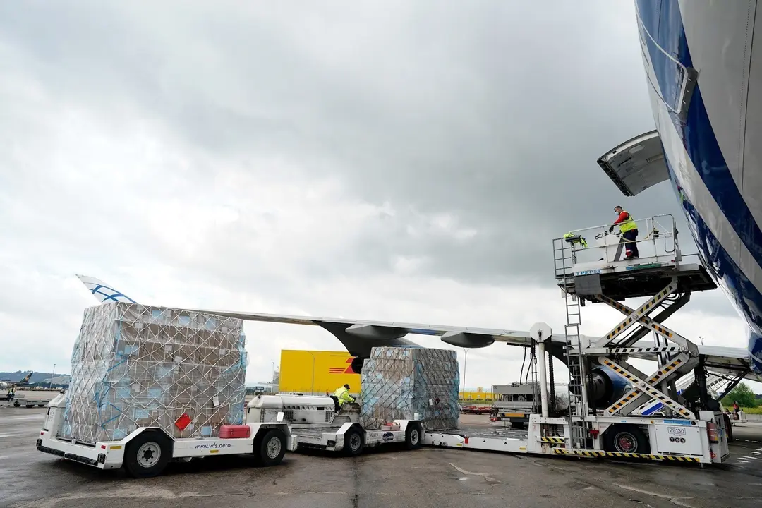 Trabajadores del aeropuerto en un avi&oacute;n en el aeropuerto Adolfo Su&aacute;rez Madrid-Barajas.