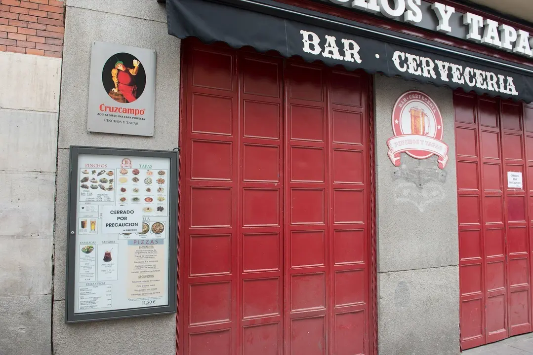 Entrada de un bar cerrado temporalmente, durante el estado de alarma decretado por el coronavirus, en Madrid (Espa&ntilde;a), a 16 de marzo de 2020.