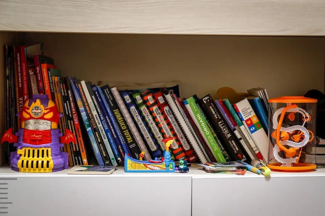 Estanter&iacute;a de un ni&ntilde;o en su cuarto con libros y juguetes durante el confinamiento por el coronavirus, en Valdemoro/Madrid (Espa&ntilde;a) a 20 de abril de 2020.