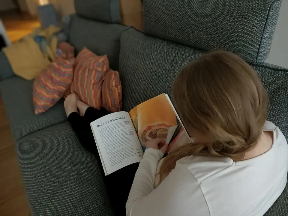 Imagen de una ni&ntilde;a en casa durante el confinamiento