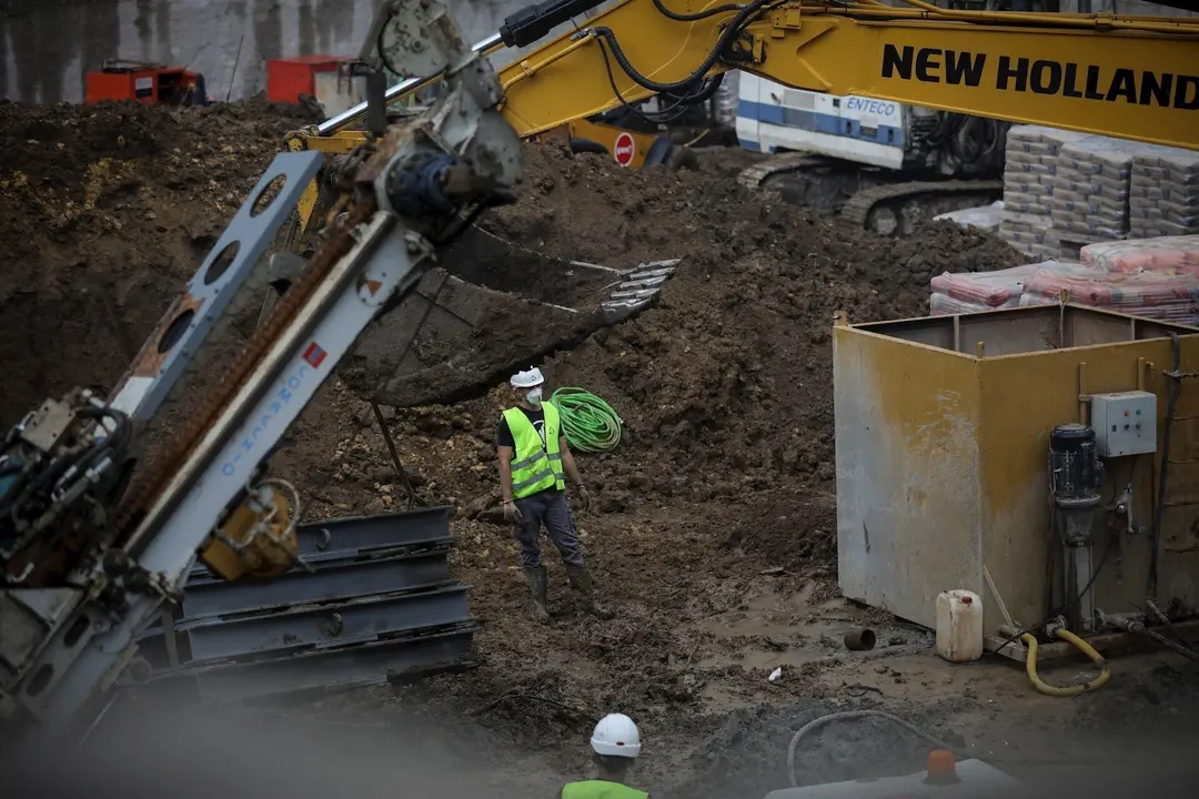 Un trabajador de la construcci&oacute;n protegido con mascarilla en su jornada laboral, durante el d&iacute;a 38 del estado de alarma en el pa&iacute;s por la crisis del coronavirus. En Sevilla (Andaluc&iacute;a, Espa&ntilde;a), a 21 de abril de 2020.
