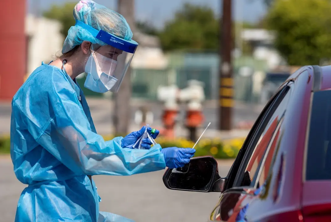 21 April 2020, US, Santa Ana: A medic at AltaMed Health Services prepares to test a drive-through patient for Coronavirus (Covid-19) at her Bristol Street clinic in Santa Ana. Photo: Leonard Ortiz/Orange County Register via ZUMA/dpa