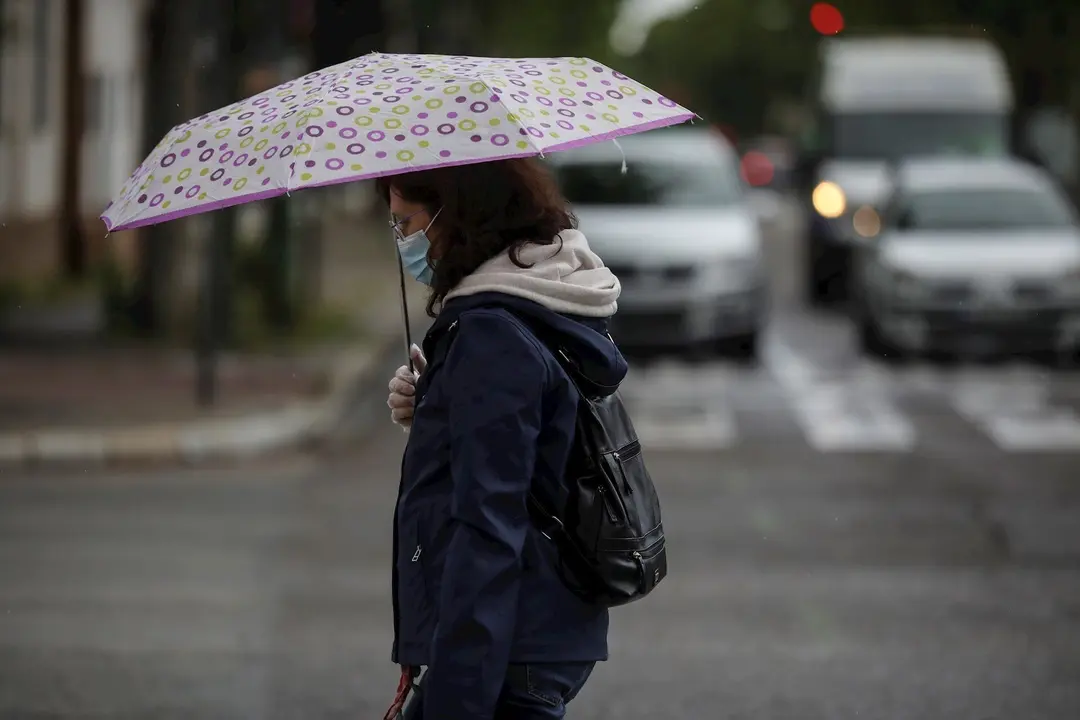 Una mujer protegida con mascarilla camina por la calle, durante el d&iacute;a 38 del estado de alarma en el pa&iacute;s por la crisis del coronavirus. En Sevilla (Andaluc&iacute;a, Espa&ntilde;a), a 21 de abril de 2020.
