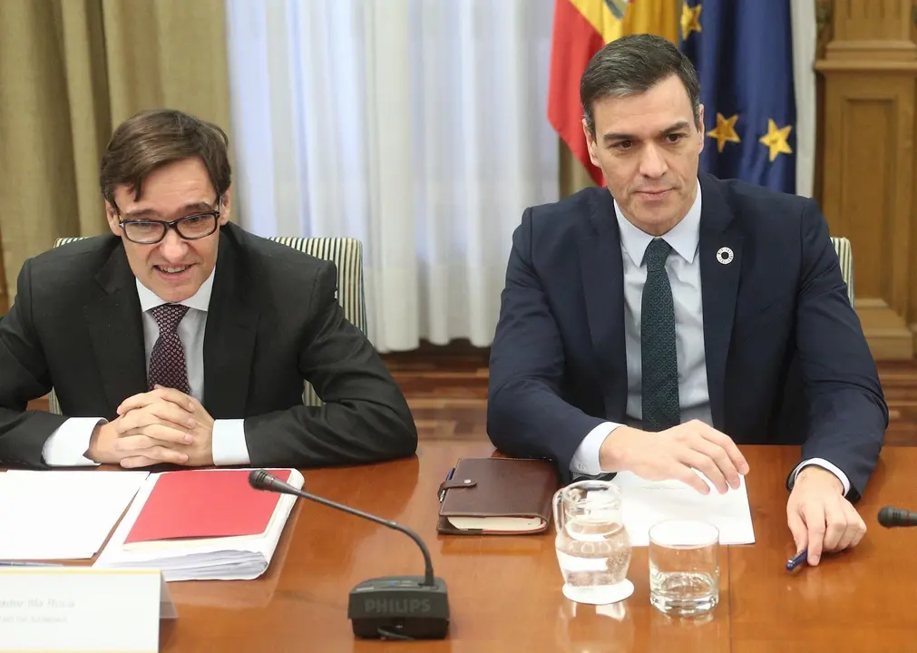 El ministro de Sanidad, Salvador Illa (i), y el presidente del Gobierno, Pedro S&aacute;nchez (d), durante la reuni&oacute;n sobre el seguimiento del coronavirus en Espa&ntilde;a, en la Sede del Ministerio de Sanidad, Madrid (Espa&ntilde;a), a 9 de marzo de 2020.