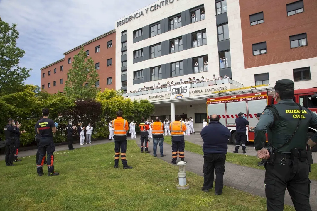 Homenaje de la Residencia Orpea a los servicios de emergencia de Camargo
