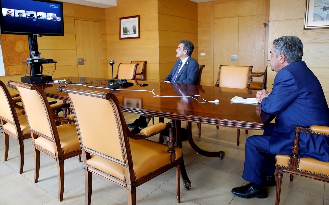 El presidente de Cantabria, Miguel Ángel Revilla, y el consejero de Industria, Francisco Martín, mantienen una videoconferencia con el comité de empresa de Sniace