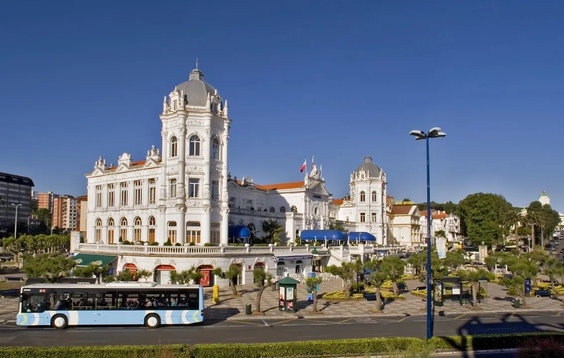 El Casino seguido de los hoteles Hoyuela y Par&iacute;s