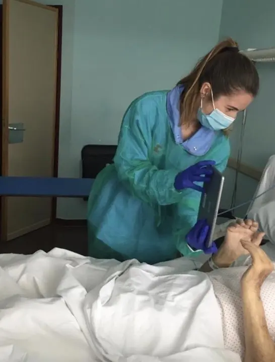 Trabajadora social ayuda a paciente con coronavirus en el hospital Sierrallana a hablar con sus familiares