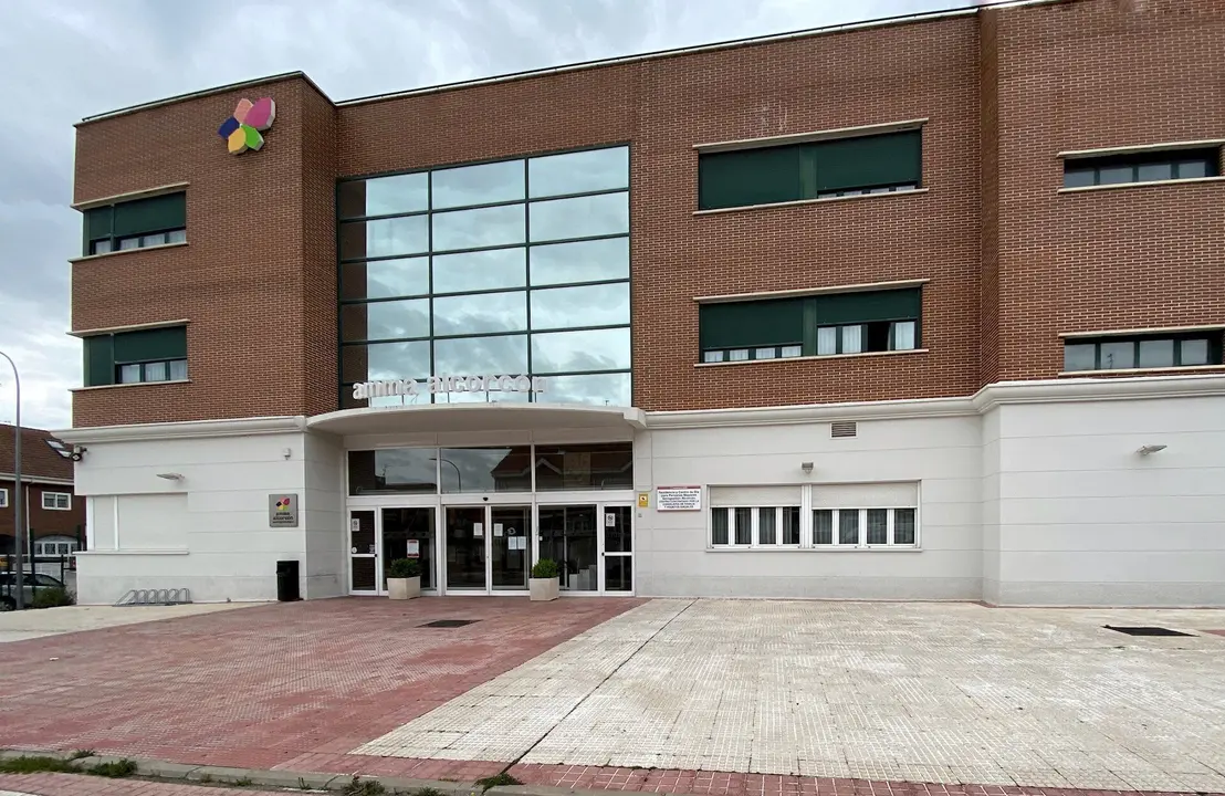 Fachada de la residencia AMMA Alcorc&oacute;n el mismo d&iacute;a en el que el Tribunal Superior de Justicia de Madrid (TSJM) ha acordado que la Comunidad de Madrid, a trav&eacute;s de la Consejer&iacute;a de Sanidad, dote de "manera inmediata" a las residencias de mayores de Alcorc
