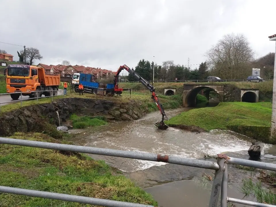 Trabajos en r&iacute;o Campiazo a la altura de la localidad de Beranga