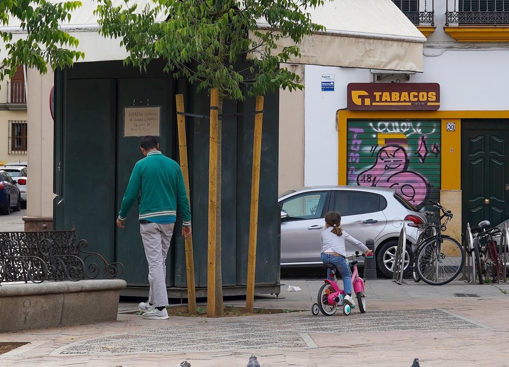 Un padre con una pequeña en la plaza de San Lorenzo a los 40 dias de estado de alarma en Sevilla a 23 abril del 2020