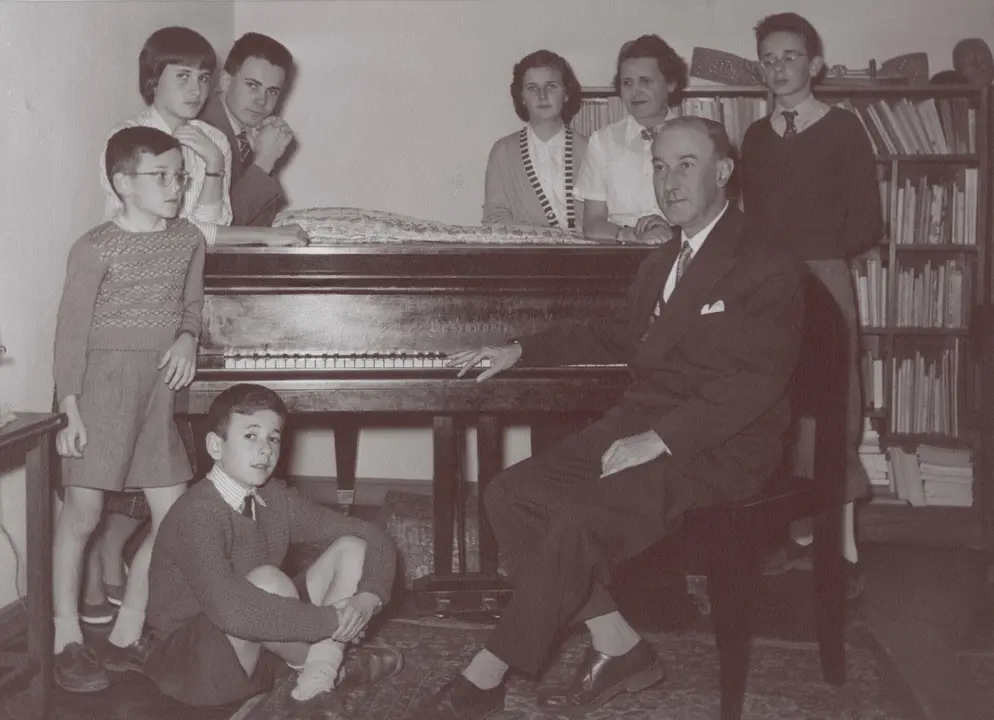 Gerardo Diego y su familia