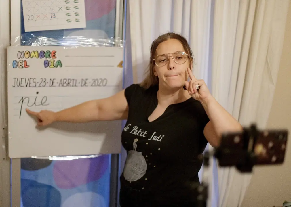 Una profesora de Educaci&oacute;n Infantil graba con su m&oacute;vil una clase para sus alumnos durante el confinamiento por el coronavirus.